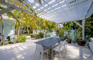 Villa Tropica Outdoor Dinning 320 x 206.jpg